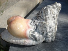 die Figur Löwin aus Gummerner Marmor 